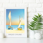 Affiche voyage 'Barques Catalanes' avec voiliers colorés sur plage, coucher de soleil, style dessiné à la main