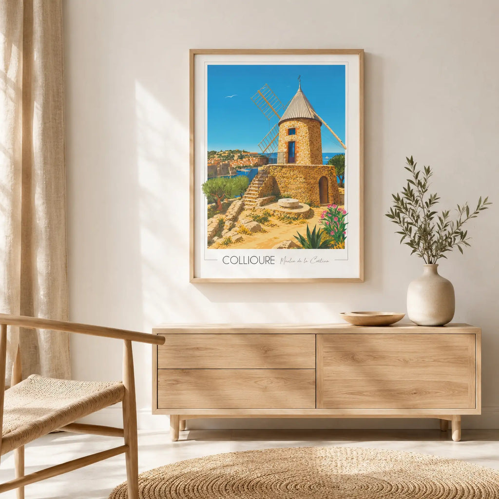 Poster Collioure Moulin de la Cortina encadré en bois naturel, affiché au-dessus d'un buffet en salon illustration Foliove, imprimée en France, format B1 70x100 cm.