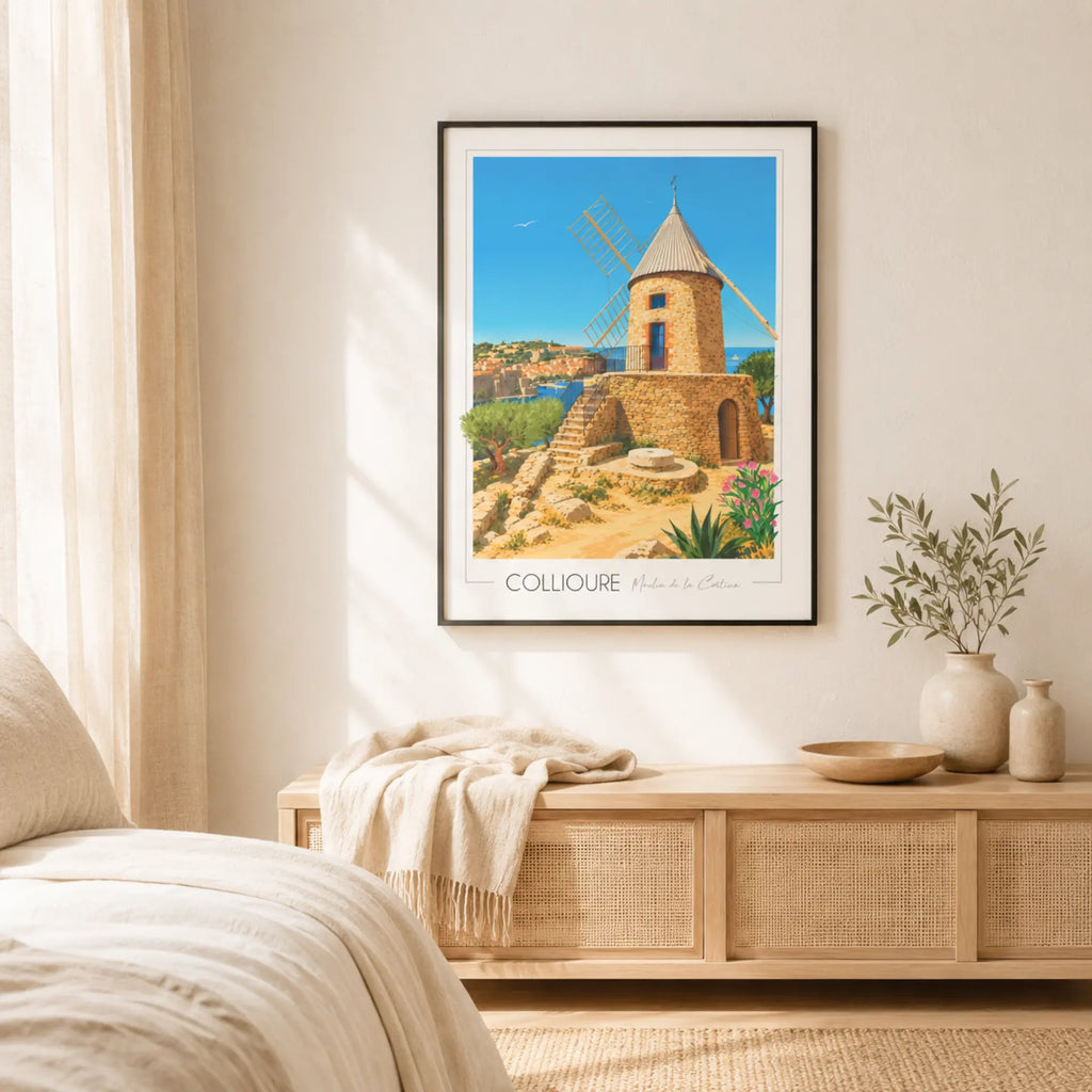 Affiche Collioure Moulin de la Cortina dans une chambre adulte, cadre noir dessin moulin de la Cortina, lauriers roses, vue port de Collioure, illustration Foliove.