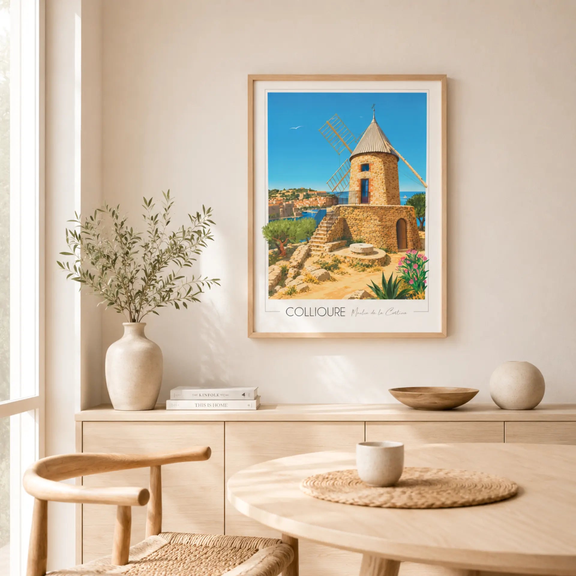 Affiche Moulin de la Cortina Collioure encadrée au-dessus d'une table à manger poster Collioure Côte Vermeille, illustration originale Marie Troff, imprimée en France.