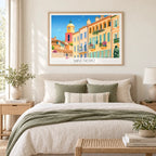 Illustration de Saint-Tropez et son clocher coloré en cadre, au mur d'une chambre à coucher. 
