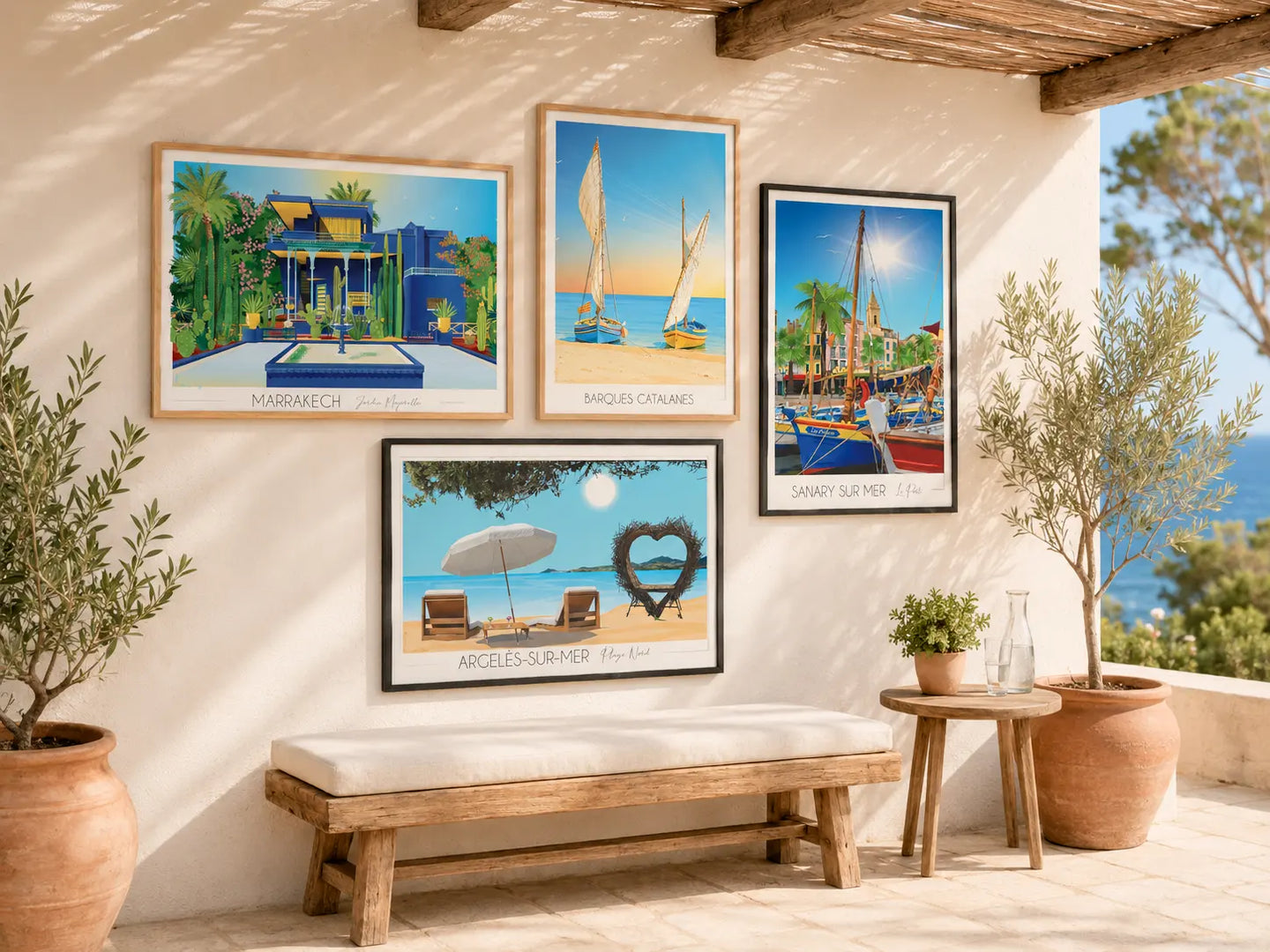 Affiches illustrées Foliove encadrées sur une terrasse méditerranéenne : Marrakech Jardin Majorelle, Barques Catalanes, Sanary-sur-Mer et Argelès-sur-Mer, dessinées à la main par Marie Troff.