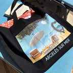 Cabas XXL Argelès-sur-Mer en tissu noir avec illustration de la plage et des Albères