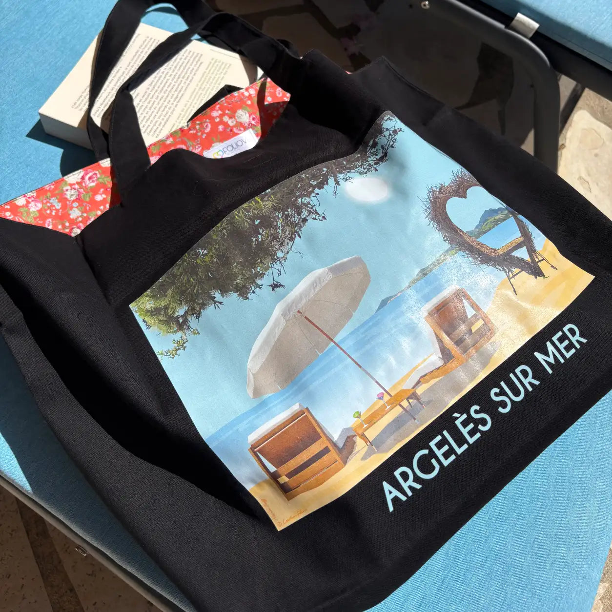 Cabas XXL Argelès-sur-Mer en tissu noir avec illustration de la plage et des Albères
