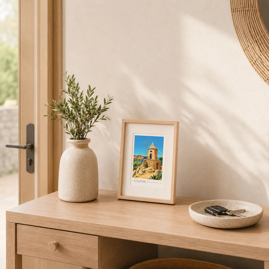 Carte postale de collioure dans une illustration petit format en cadre. Decoration originale pour une entrée.