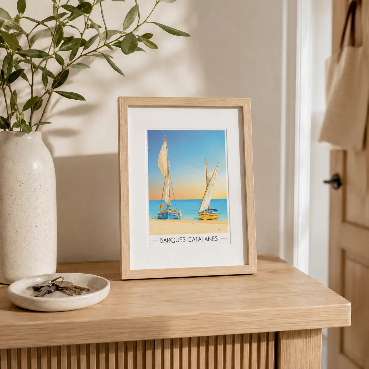 Illustration des barques catalanes en petit format dans un cadre photo pour une décoration ensoleillée de la catalane