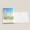 Carte postale Barques Catalanes — illustration originale dessinée à la main par Marie Troff, Foliove. Deux barques traditionnelles catalanes sur la plage au coucher de soleil, drapeau catalan, Côte Vermeille, Pyrénées-Orientales.