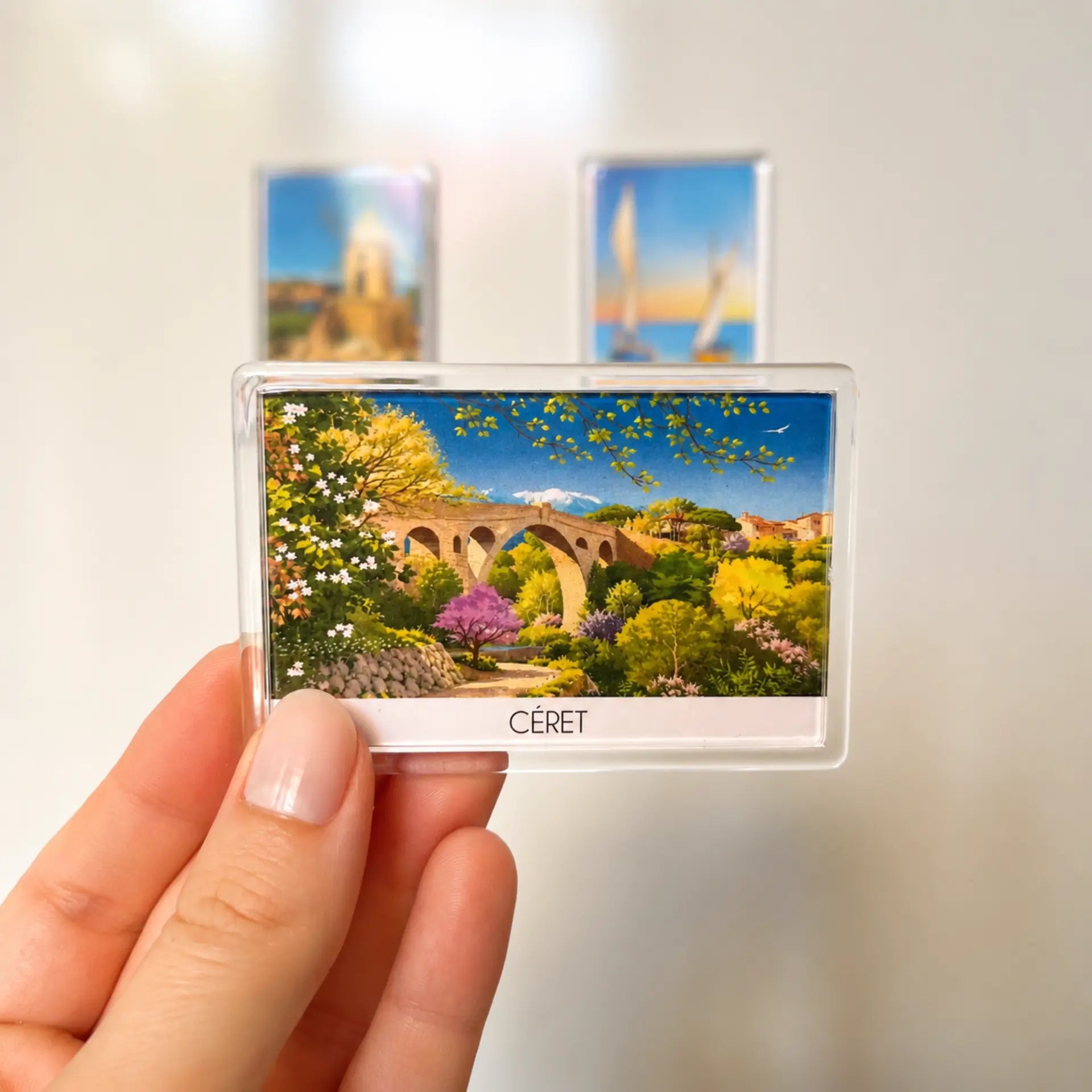 Aimant pour frigo Céret tenu en main 