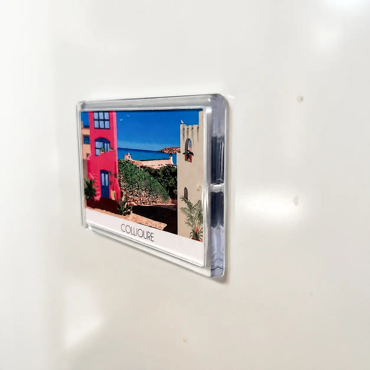 Aimant pour frigo Collioure Maison rose vue de profil