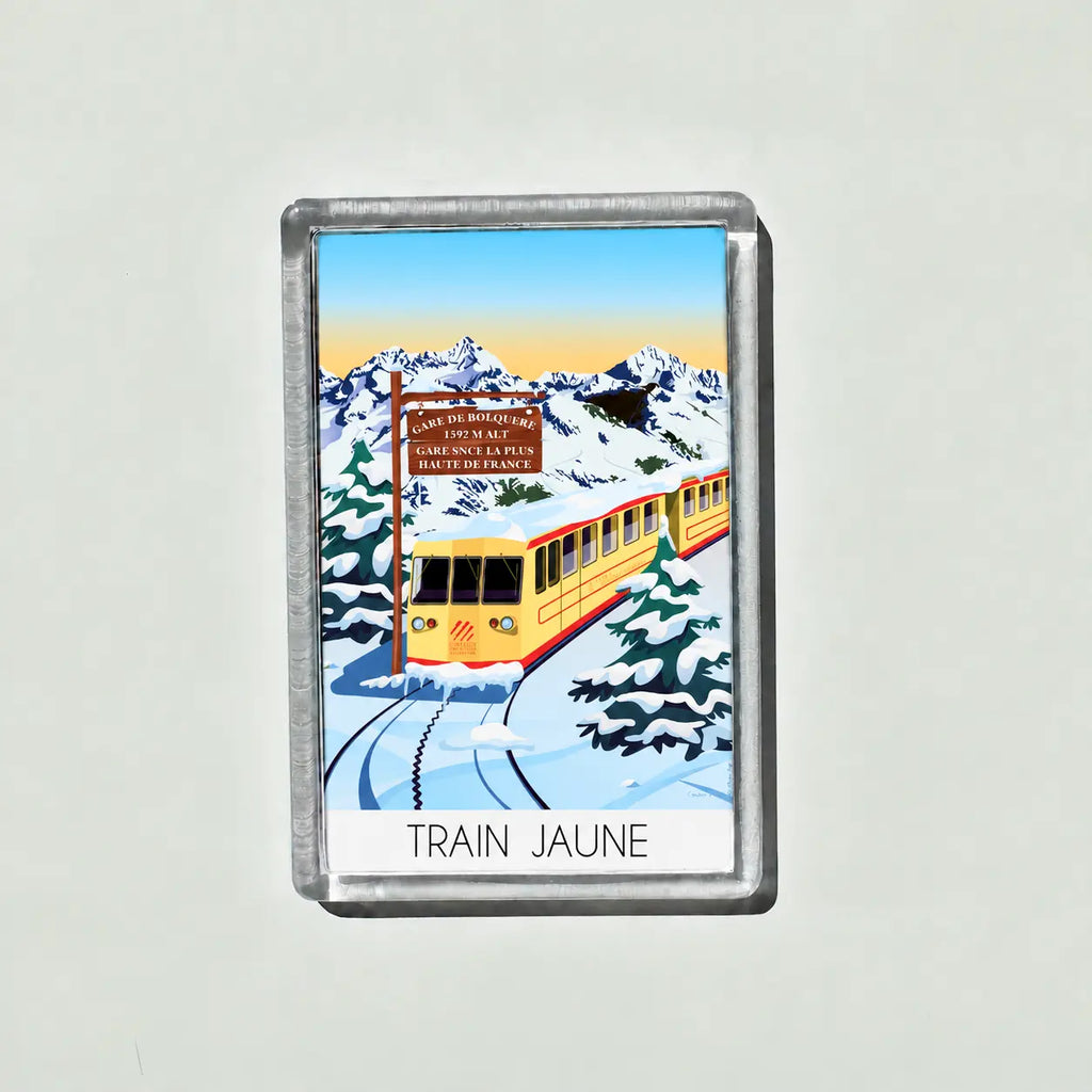 aimant frigo train jaune dans la neige a bolquere vue de face