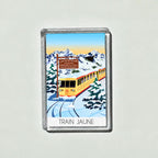 aimant frigo train jaune dans la neige a bolquere vue de face
