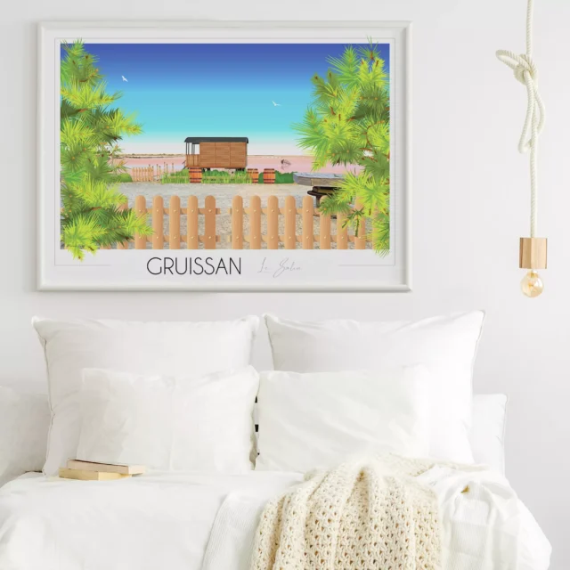 Affiche Salin de Gruissan - Roulotte accrochée au-dessus du lit dans une chambre à la décoration bohème et naturelle.