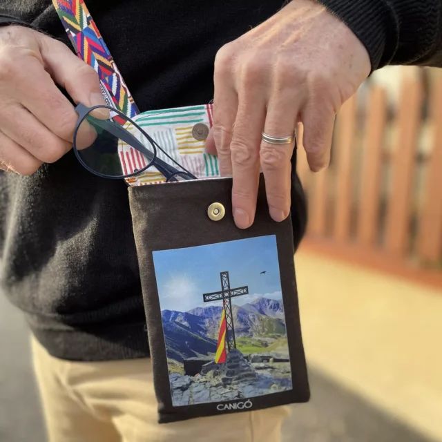 Gros plan de l’illustration Canigou sur une pochette bandoulière noire, idéal pour porter des lunettes, un porte-feuille ou pochette pour téléphone.